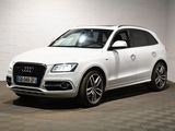 Le SUV Audi blanc est garé dans une pièce blanche