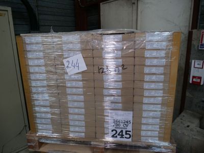 une grande pile de cartons empilés sur une palette