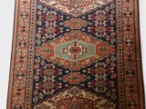un tapis persan ancien à motifs multicolores