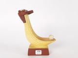 une figurine représentant une banane coiffée d'un chapeau