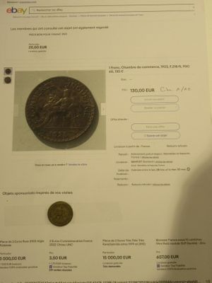 une photo d'une photo d'une pièce de monnaie posée sur une table