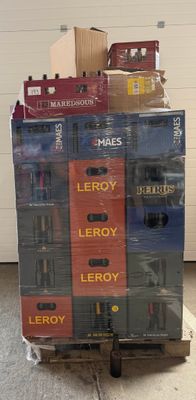 une pile de cartons posée sur une palette dans un entrepôt