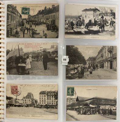 une vieille photo d'un lot de vieilles cartes postales sur une table