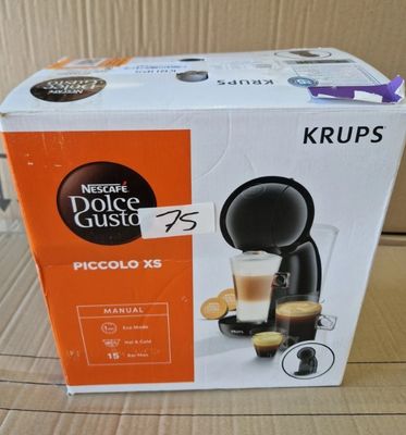 le carton d'une machine à café posé sur une table en bois