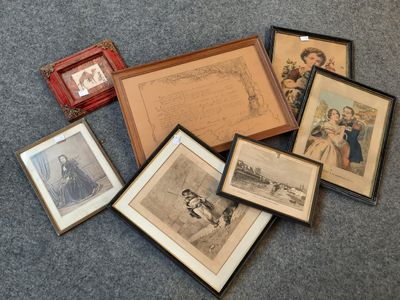 de nombreuses photos encadrées représentant des personnes, posées les unes à côté des autres sur le sol