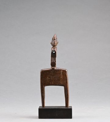 une image représentant une statue en bois d'une personne avec un oiseau sur la tête