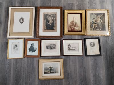 de nombreuses photos encadrées sur le mur de cette pièce