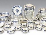 beaucoup d'assiettes, de tasses et de soucoupes bleues et blanches