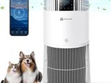 une photo d'un chien et d'un chat assis à côté d'un purificateur d'air