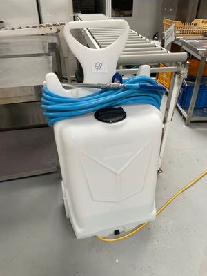un récipient blanc auquel est raccordé un tuyau bleu