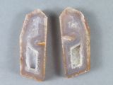 Deux morceaux d'agate sont présentés sur une surface grise.
