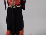 une photo d'une robe et d'un foulard présentés sur un mannequin