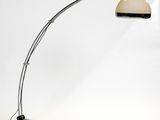 un lampadaire noir et blanc avec un pied en marbre