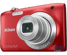 L'appareil photo est rouge et porte le logo Nikon Coolpix.