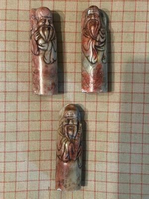 trois œuvres d'art posées sur une table