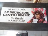 une enseigne portant l'inscription « Le Bourgeois Gentilhomme » sur la façade d'un immeuble