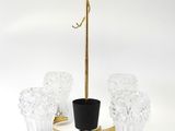 lustre en laiton et en verre, composé de quatre vases en verre transparent posés sur un socle