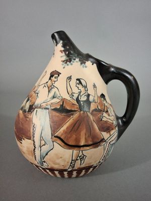 un vase orné d'une peinture, posé sur une table