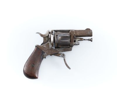 un vieux revolver avec un manche en bois sur fond blanc