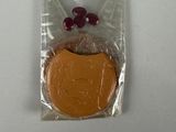 un biscuit au chocolat dans un sachet en plastique posé sur une table