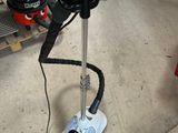 une machine posée à même le sol dans un garage