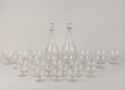 de nombreux verres à vin et une carafe sur la table
