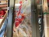 une photo d'un tableau accroché au mur d'un magasin