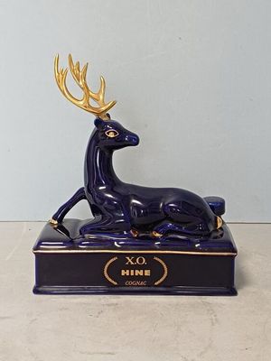 une figurine représentant un cerf posé sur une table