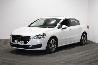 la voiture blanche est garée dans une pièce au sol en damier