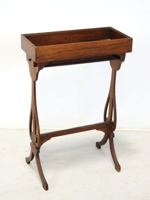 une petite table en bois sur laquelle est posé un plateau