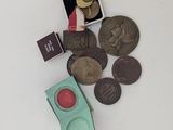 une photo montrant des pièces de monnaie et un téléphone portable posés sur une table