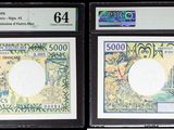 Trois types de monnaies différents sont exposés dans une vitrine.