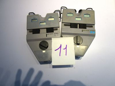 une photo représentant deux magnétophones sur lesquels figurent des chiffres