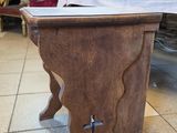 une table en bois recouverte d'une nappe blanche