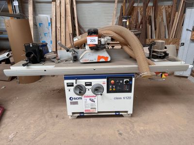 une machine posée sur une table dans un garage