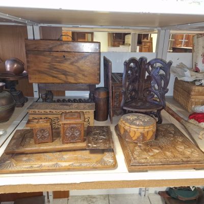 une table sur laquelle sont posés de nombreux objets en bois