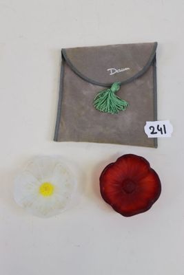 un petit sac orné d'une fleur et un petit sac orné d'une fleur