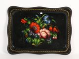 un plateau noir orné d'une peinture représentant des fleurs