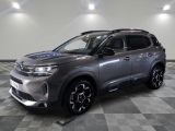 un SUV gris garé sur un sol en damier dans un garage