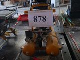 une photo d'une machine dans une usine, sur laquelle est apposée une étiquette de prix