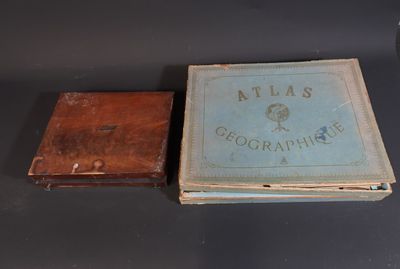 un vieux livre posé sur une table, à côté d'une boîte en bois