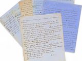 plusieurs vieux papiers sont empilés sur une surface blanche