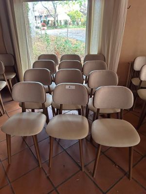 many chairs that are arranged in a circle in a room