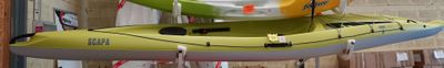 un bateau jaune et vert suspendu au plafond