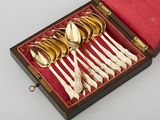 six cuillères en argent dans un coffret en bois doublé de rouge