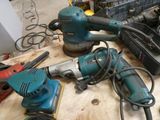 de nombreux outils posés ensemble sur une table