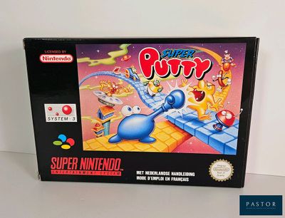 La boîte du jeu Super Mario de Nintendo est posée sur une table.