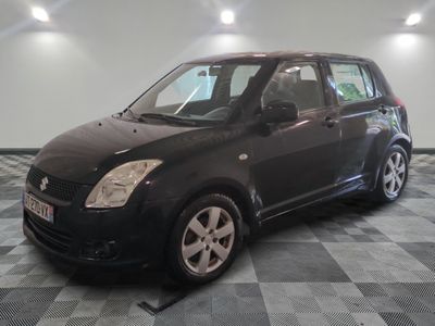 la photo d'une petite voiture noire sur un sol en damier