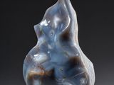 une paire de vases en marbre bleu et blanc posés sur une surface grise