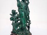 statue d'une femme avec un enfant, posée sur un socle